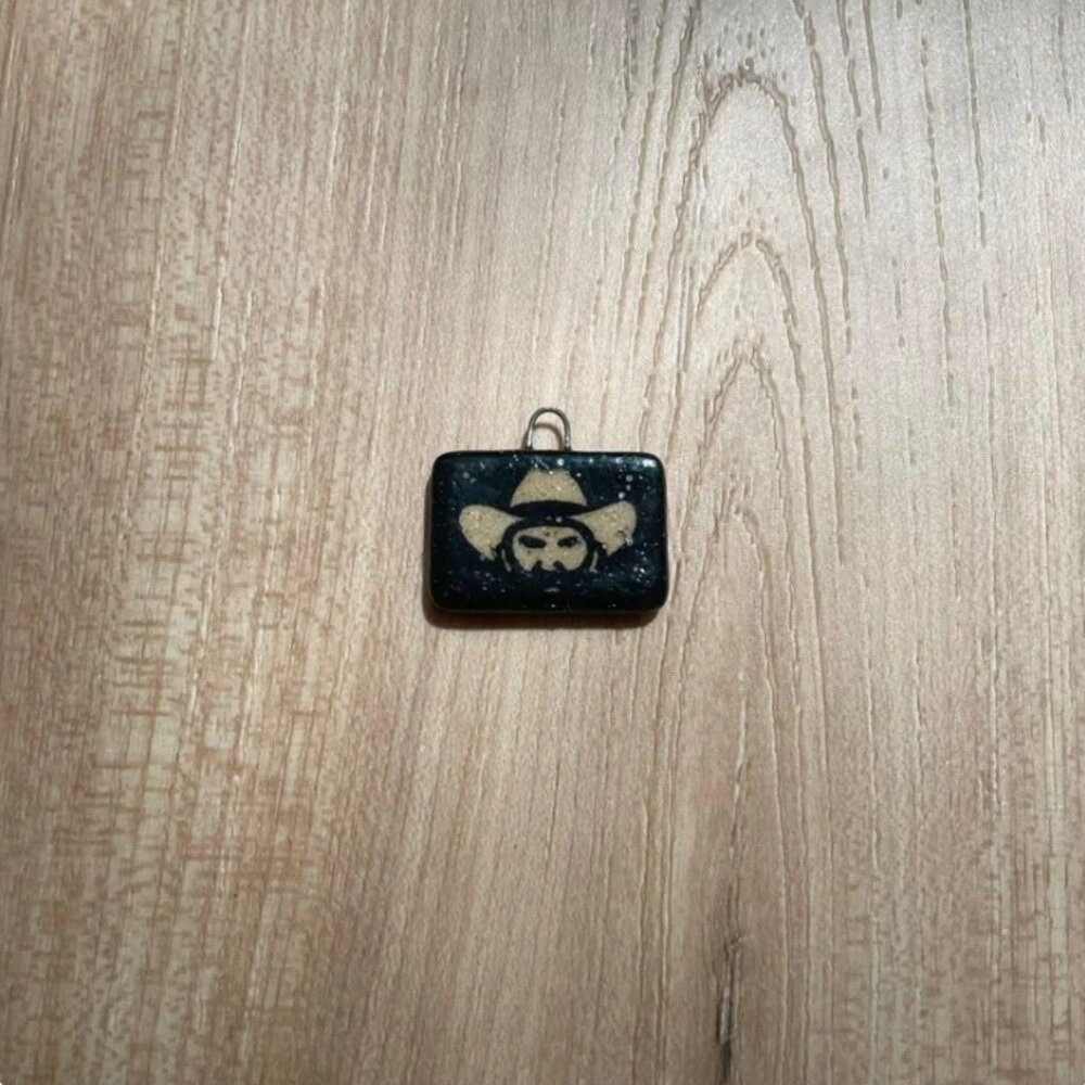 High Honour Ceramic Pendant – Inspired by Red Dead Redemption